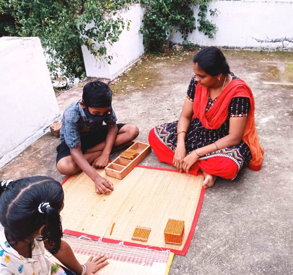 முன்மாதிரி ஆசிரியை அஸ்வினியும் மாண்டிசோரி கல்விமுறையும்!
