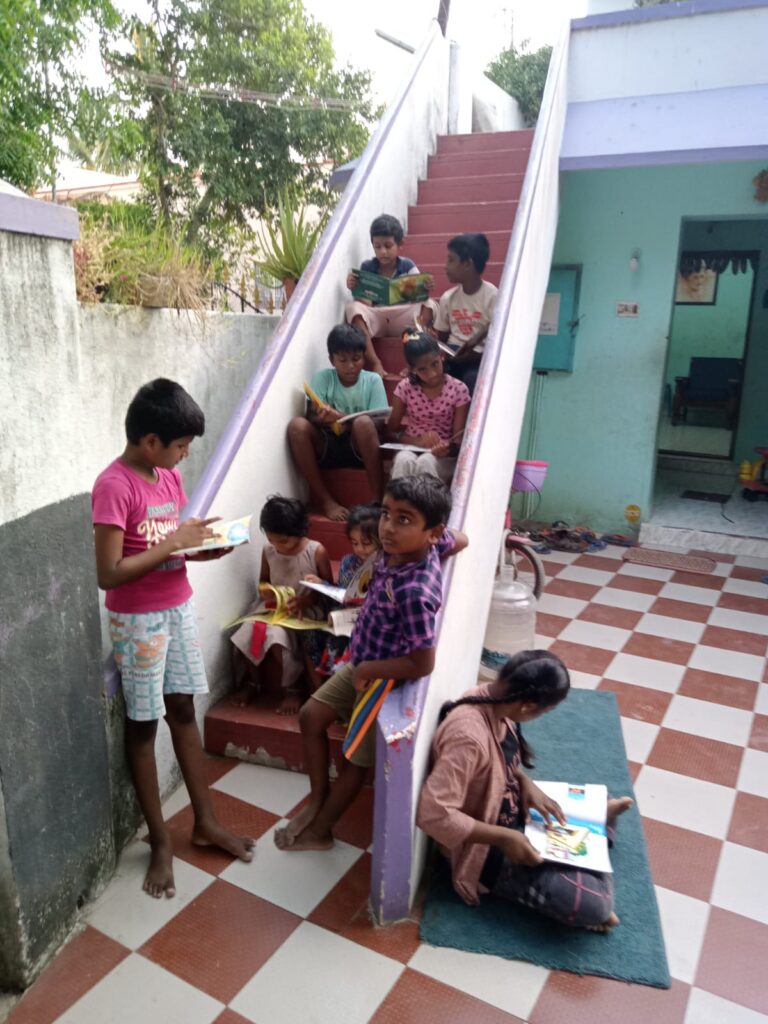 முன்மாதிரி ஆசிரியை அஸ்வினியும் மாண்டிசோரி கல்விமுறையும்!